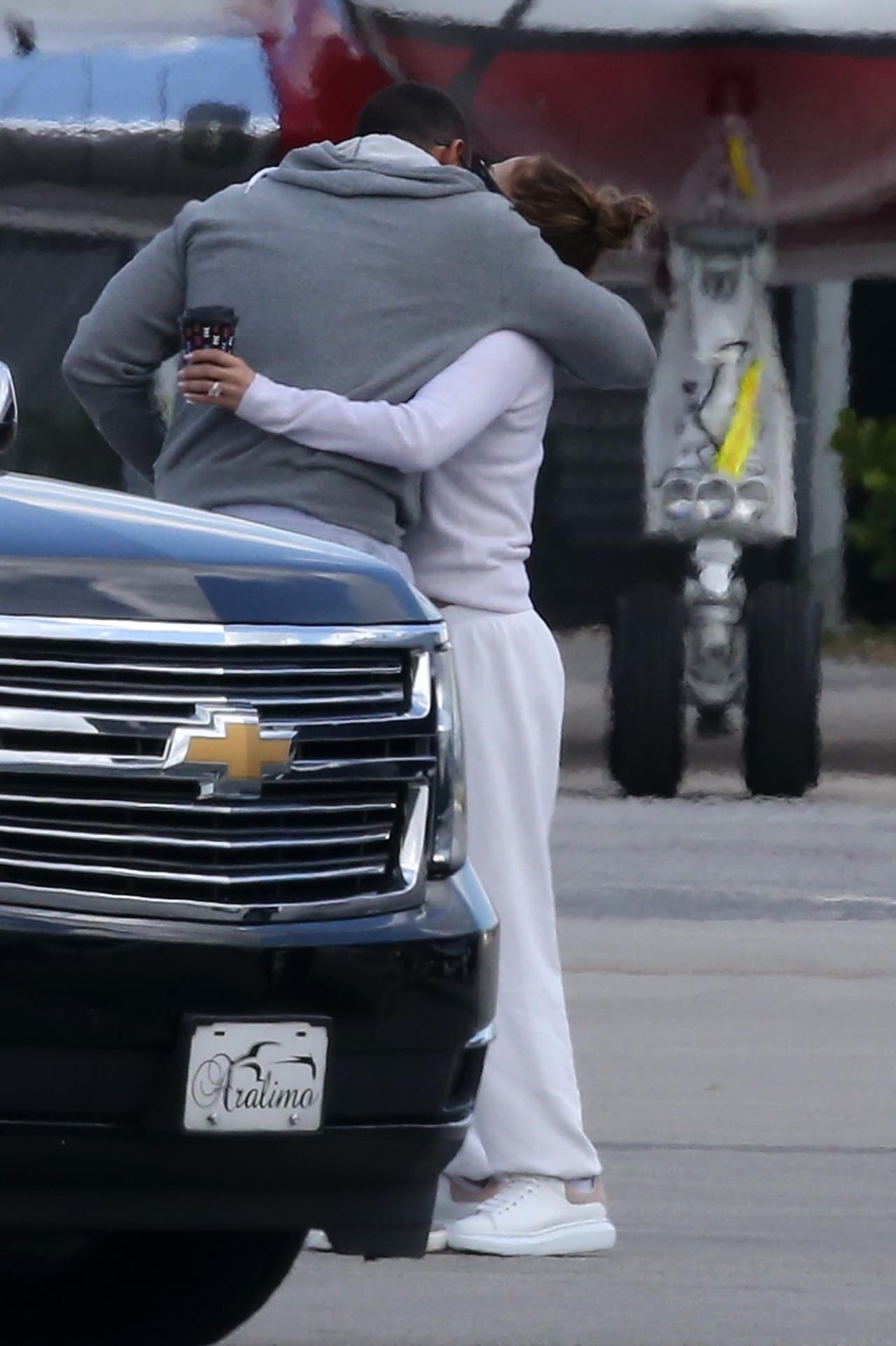 Ninguno de los dos quería subir a sus aviones, pues parecía que no podían separarse.