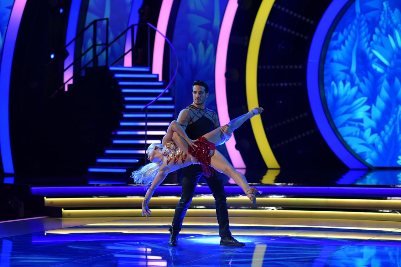 Y Ektor hace ver las cargadas como lo más natural del mundo.