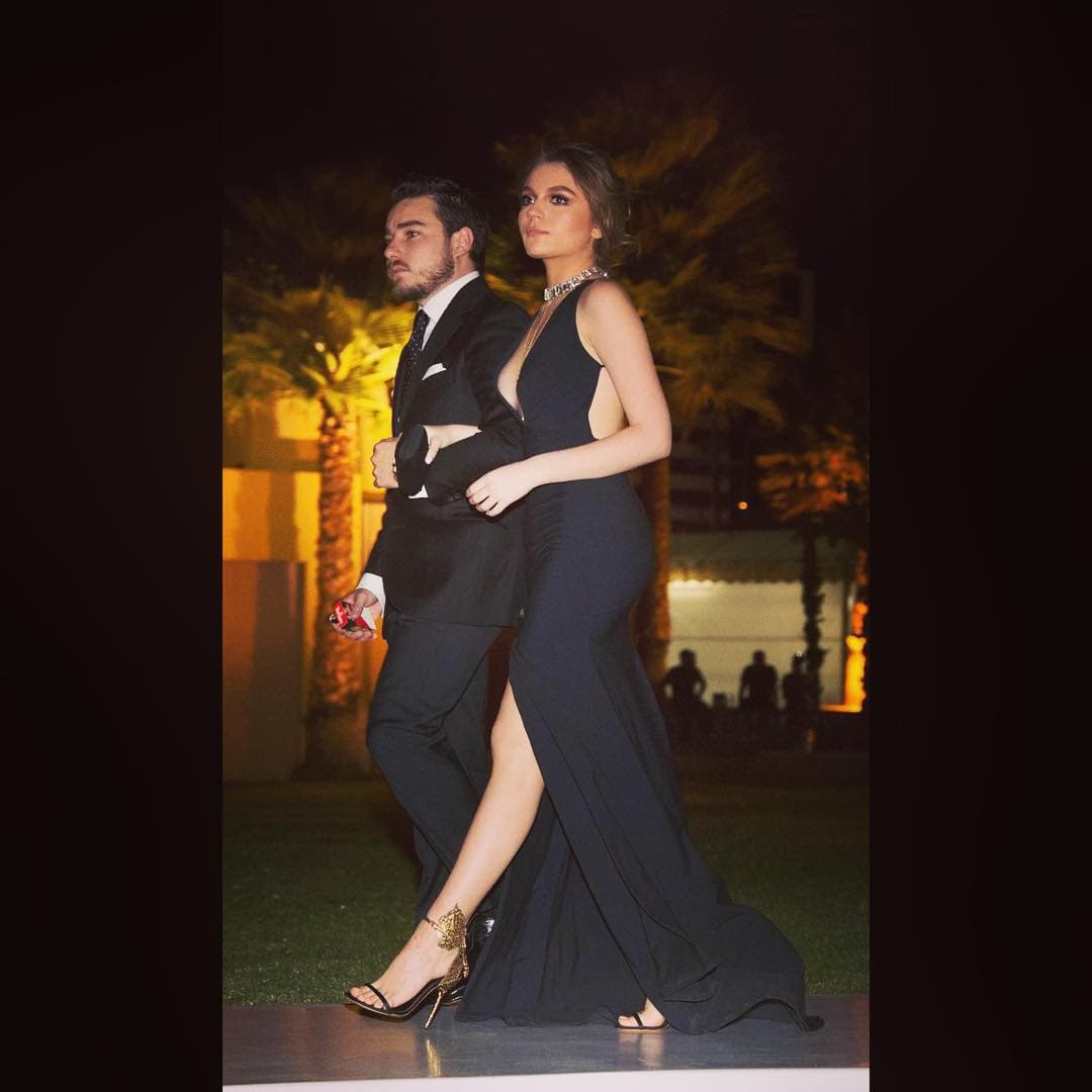 Aquí podemos ver una vez más que su debilidad son las aberturas en las piernas y los colores discretos, aunque a decir verdad con cualquier tipo de vestido se ve muy guapa.