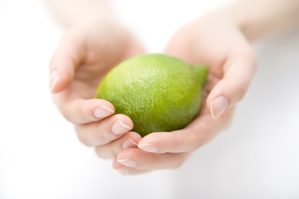 También te recomiendan poner el limón cortado en un platito cerca de la puerta principal de tu hogar, por aquello de que cada persona que entre irá depositando su vibra, sea buena o mala. El limón cerca de tu entrada buscará contrarrestar ese efecto y absorber negatividad.