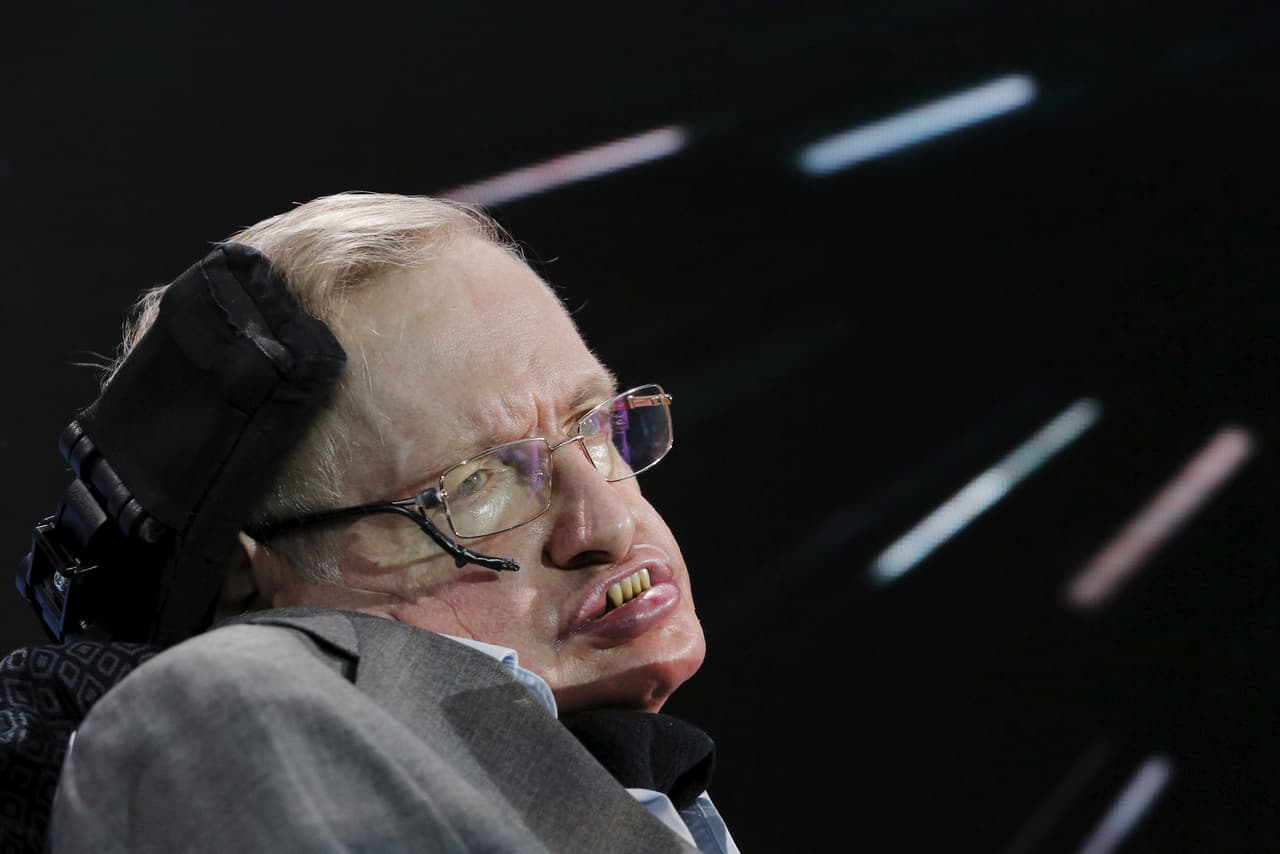 Stephen Hawking atendiendo a un acto en Nueva York en 2016 sobre Breakthrough Starshot, un proyecto que se propone el desarrollo de una flota de micronaves espaciales para alcanzar el sistema solar Alfa Centauri, el más cercano a la Vía Láctea.