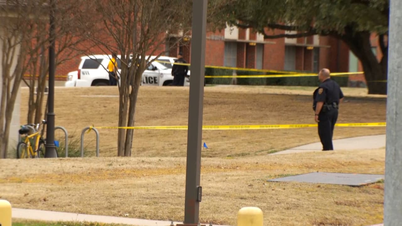 El campus de Commerce de Texas A&M en Dallas confirmó que dos personas murieron en un tiroteo este lunes.