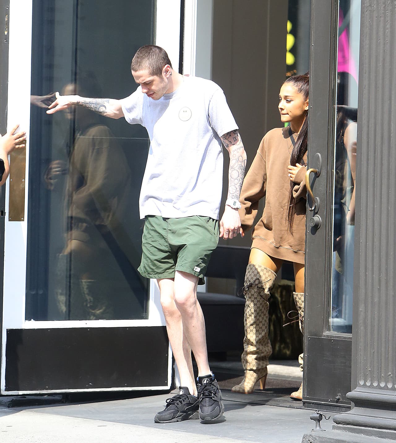 Pero eso no les quita ilusión. Los novios se detuvieron el lunes para hacerse un tatuaje y Davidson compartió una foto de las manos de ambos con el mensaje: "¿Recuerdas cómo soñaste que sería?
<b>Es mejor que eso</b>".