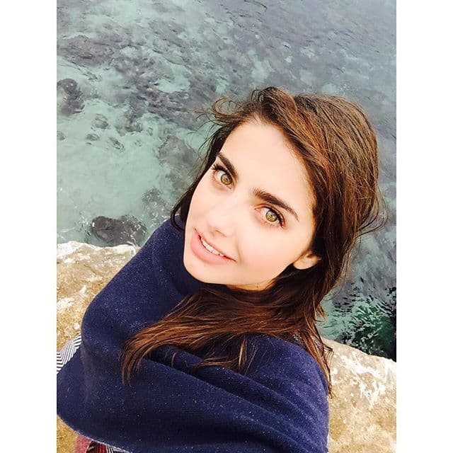 Pero fuera de cámaras disfruta la vida al máximo. Y nosotros adoramos verla tan sexy.