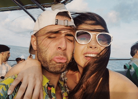 Jencarlos y Danna posaron mientras paseaban en una embarcación por la playa.