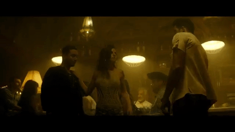 <b>SAFARI - J BALVIN CON PHARRELL WILLIAMS, BIA Y SKY</b>
<br>Y todo culmina con la protagonista del video defendiéndose de atenciones no deseadas. ¡No se metan con ella!