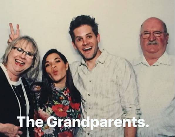 Así posaron America, su marido y sus suegros. Ryan Piers Williams es tres años mayor que la actriz: él tiene 36 años y ella, 33. Se conocieron cuando él la dirigió en la película 'The Dry Land' (2010) que le valió un par de nominaciones a los premios Imagine a Mejor Película y Mejor Actriz.