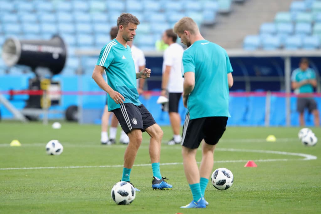 A la izquierda el peligroso delantero del Bayern Munich y de la Mannschaft Thomas Müller, quien si bien se fue en blanco ante México, es un riesgo concederle libertades en zona de ataque.