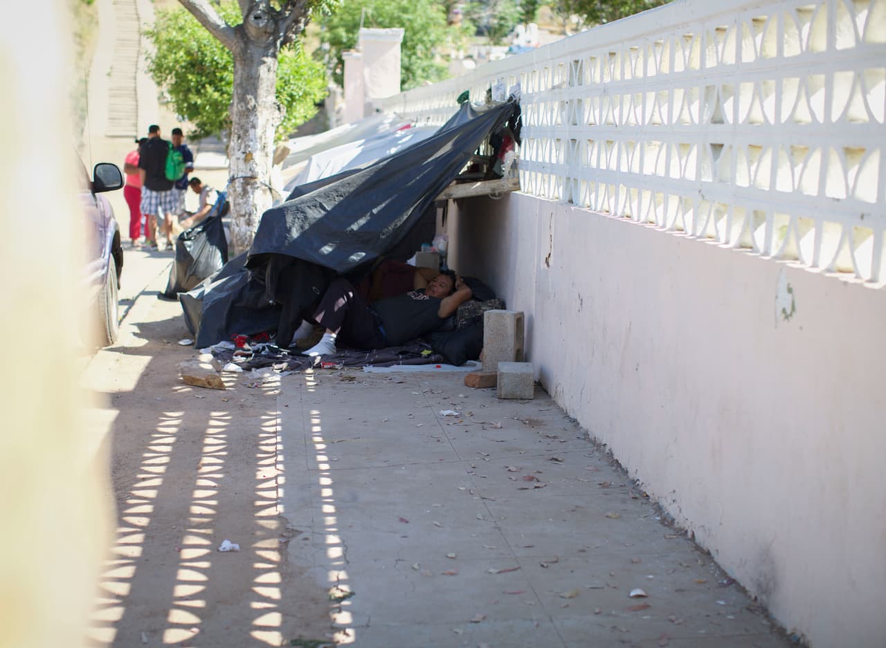 Las autoridades locales les prometieron unas colchonetas que nunca llegaron. La vecina les deja lavar su ropa por 20 pesos mexicanos.