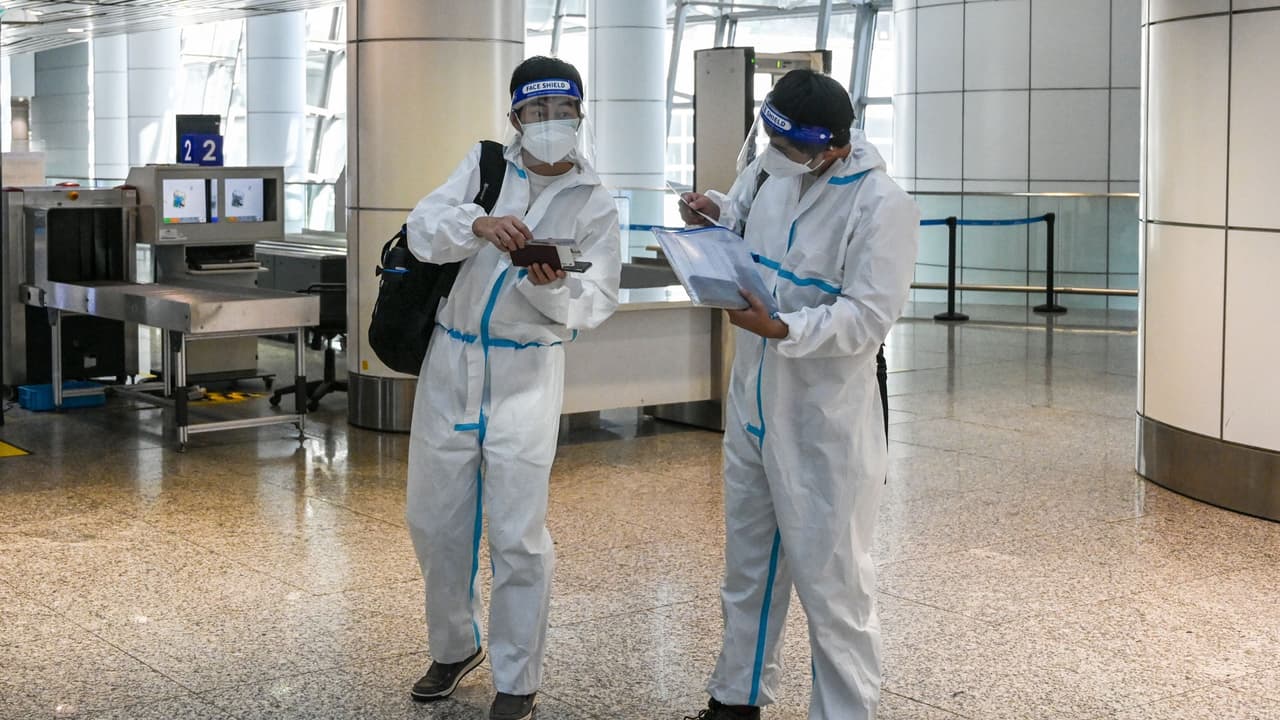 La OMS dijo en un informe técnico que el mundo se expone a "un riesgo muy elevado", aunque en el mismo destacó que no se ha reportado hasta ahora ninguna muerte relacionada con la variante.