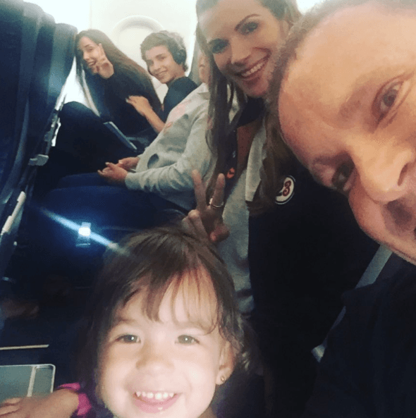 "Let'ssss rock and roll", empieza la diversión. Con esta simpática foto, desde el avión, Alan anticipaba que estos días estarían llenos de mucha diversión.