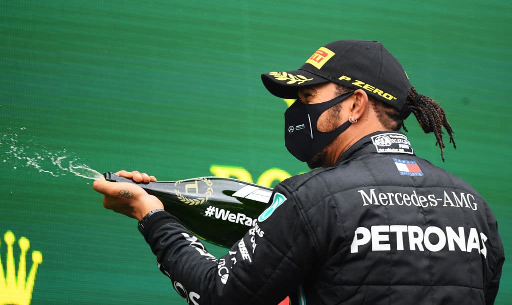 Después de su primera posición en el Gran Premio de Turquía, El piloto británico celebró sobre su monoplaza el séptimo título del mundo.
<br>