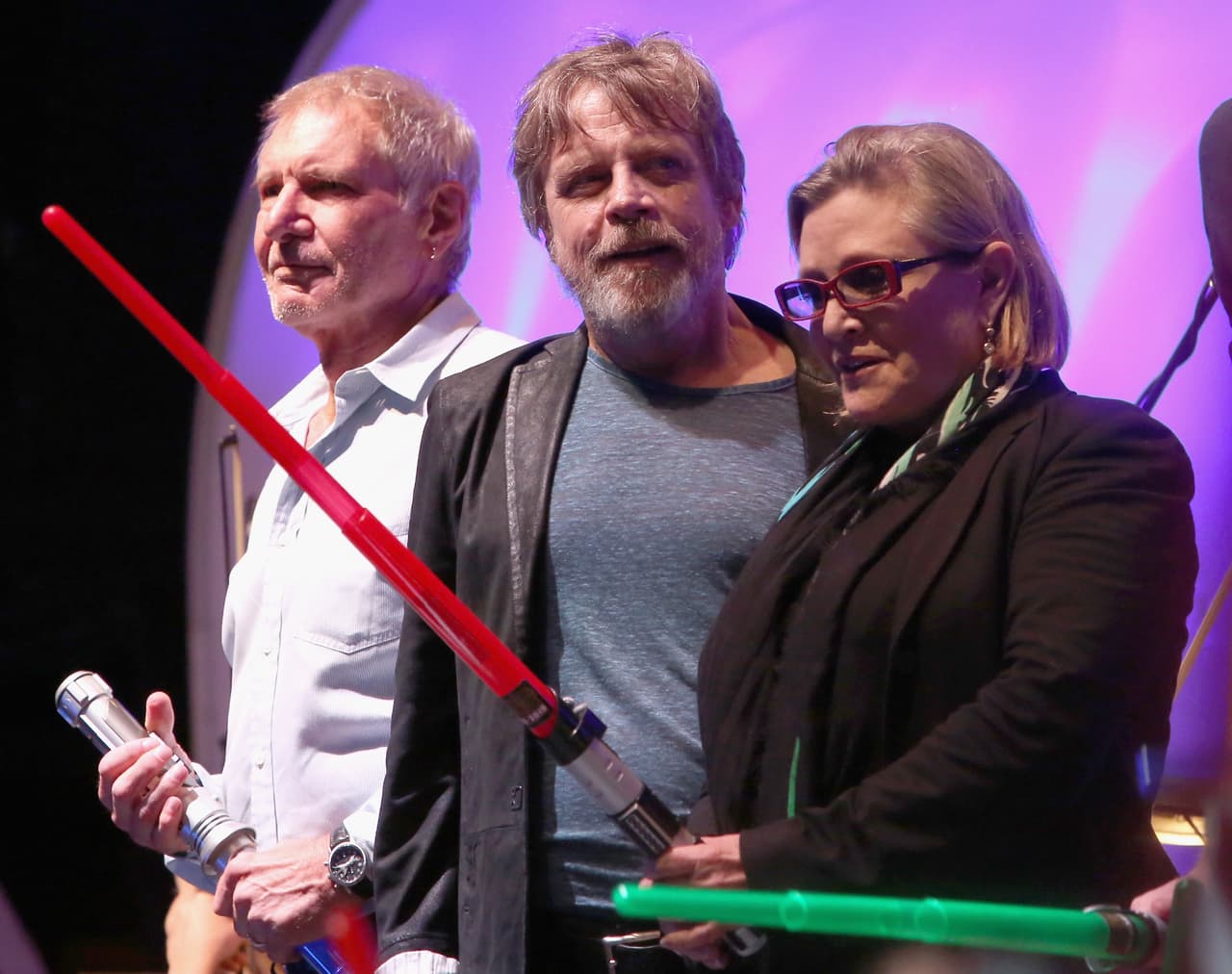 Harrison Ford, Mark Hamill y Carrie Fisher hablan frente a más de 6,000 fans que disfrutaron de un concierto sorpresa de 'Star Wars' de la San Diego Symphony, en el Embarcadero Marina Park de San Diego, California, el 10 de julio de 2015. Jesse Grant/Getty Images for Disney.