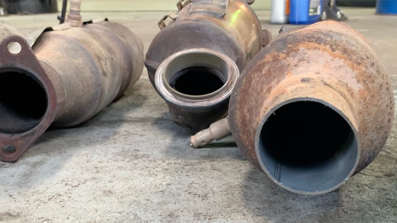 Quienes 
<a href="https://www.univision.com/local/houston-kxln/padre-e-hijo-resultan-baleados-al-sorprender-a-un-hombre-que-intentaba-robar-el-convertidor-catalitico-de-su-camioneta-fotos">se los roban,</a> usualmente es para revenderlos.