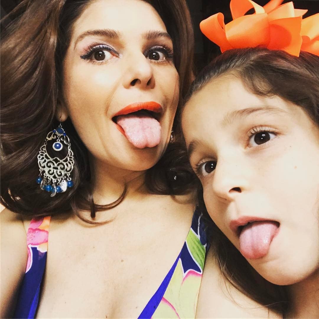 María Itatí no se separa de su mamá ni un segundo, es por eso que ella es su fiel compañera en todos los viajes que hace la actriz, pues son madre e hija son las mejores amigas.