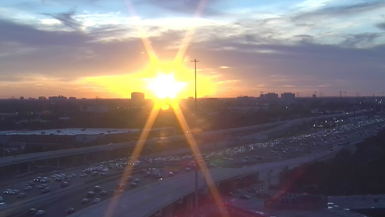 Además, el Servicio Meteorológico Nacional, la Oficina de Manejo de Emergencias de Houston, el condado Harris y otras agencias trabajan las 24 horas emitiendo alertas, advertencias y avisos, muchas veces con varios días de anticipación.