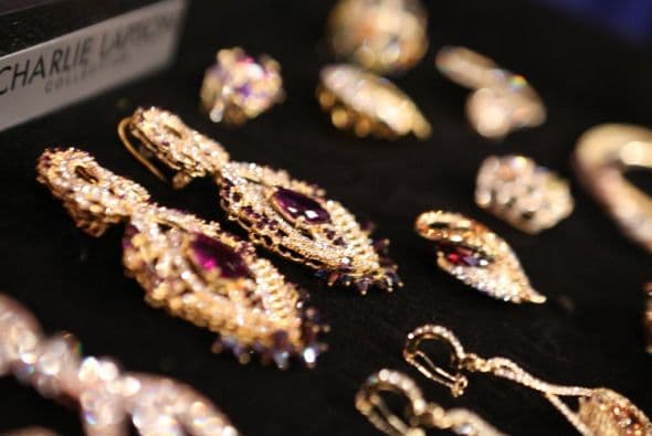 Nos trae una amplia colección de finos aretes, brazaletes y collares para que las chicas luzcan como verdaderas reinas.