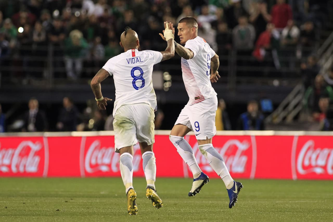 Ya en el minuto 69' el delantero de las Águilas del América, Nico Castillo (derecha) marcó el descuento para Chile.