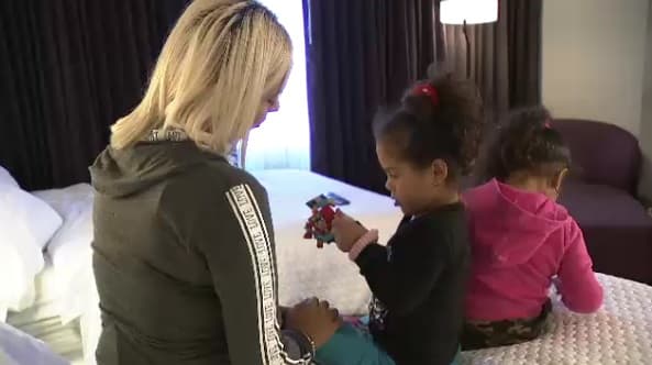 La madre y sus hijas se están hospedando en un hotel con ayuda federal.
