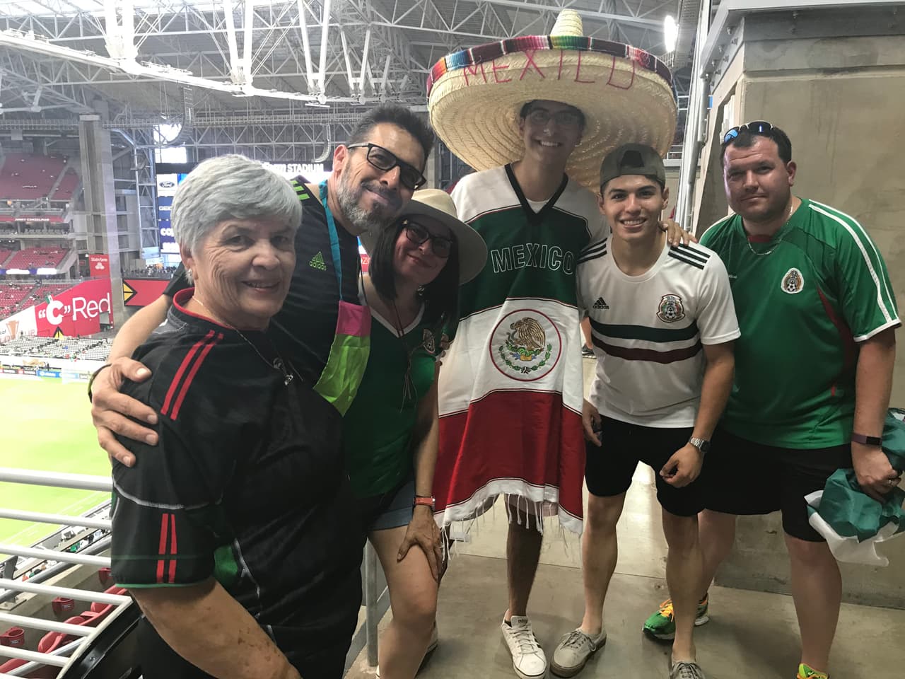 Familia completa vino apoyar el equipo de México.
<br>