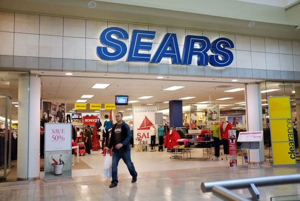 SEARS- SearsHoldings ha luchado por mantenerse a flote tras su fusión con KMart en 2005, los ingresos totales de la cadena cayeron de 341 millones de dólares a 9,700 millones de dólares en el primer trimestre de 2011, además de una pérdida neta de $170 millones.