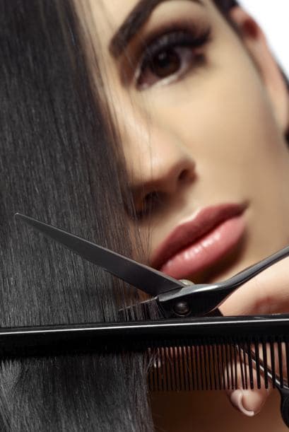 Un tip para darte cuenta. Sostén las puntas de tu cabello cerca de tus ojos. Si ves más puntas florecidas que sanas ¡es momento de cortar!