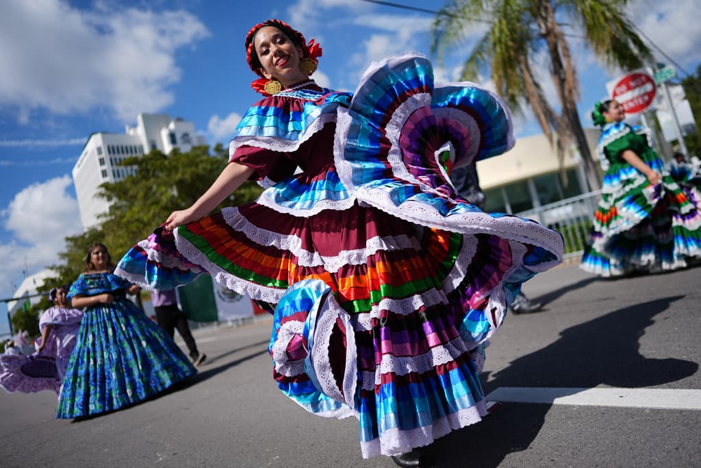Color, alegría y el recuerdo de las raíces hispanas presentes en el Desfile de los Reyes Magos en Miami