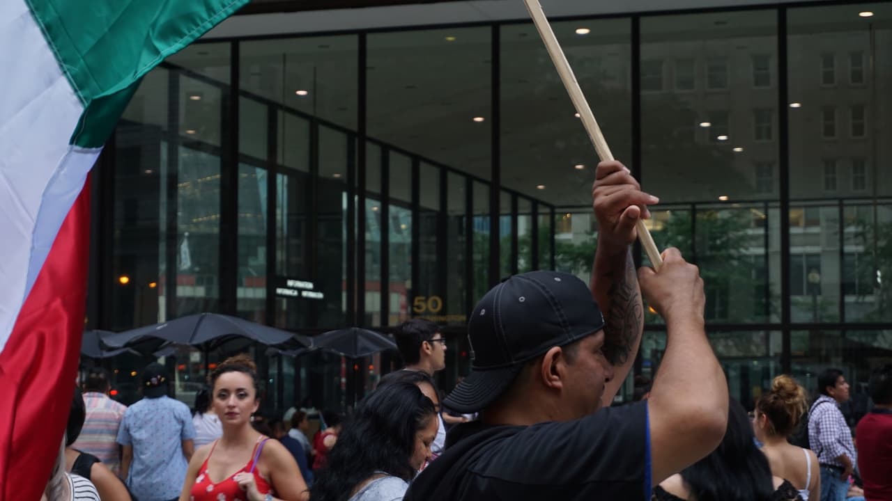 En la Plaza Daley, en el centro de la ciudad de Chicago, la gente comenzó a llegar pasadas las 3:00 de la tarde del 15 de septiembre.