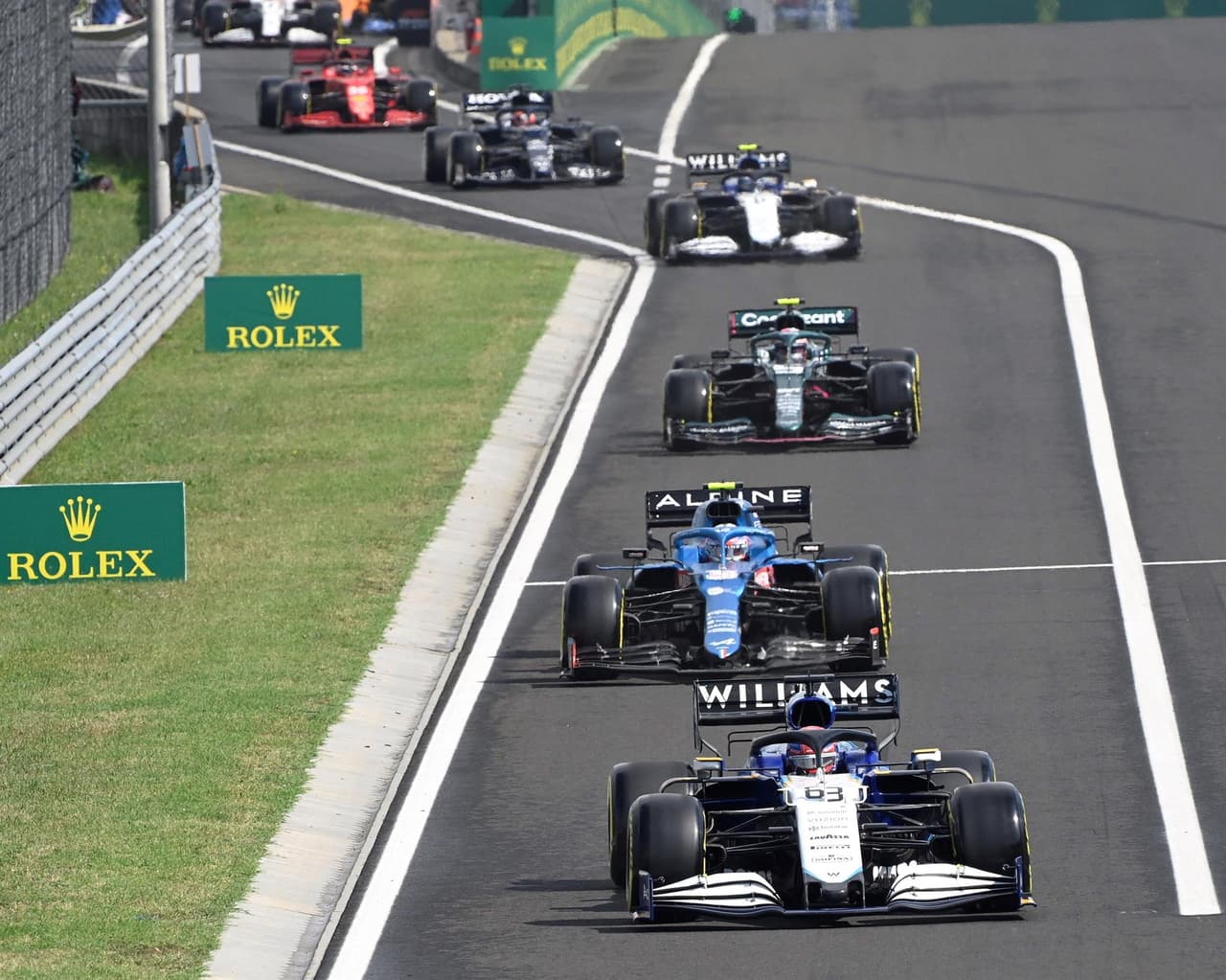 Esteban Ocon es campeón del Gran Premio de Hungría. La carrera se vio accidentada y detenida con bandera roja cuando Bottas se deslizó hacia la parte trasera del McLaren de Norris, quien se inclinó hacia el auto de Verstappen, y Bottas se estrelló contra el segundo Red Bull de Sergio Pérez. Stroll intentó zambullirse por el interior en la curva 1, pero golpeó el Ferrari de Charles Leclerc, que a su vez chocó contra Ricciardo. Vettel fue segundo y Hamilton consiguió la tercera posición.