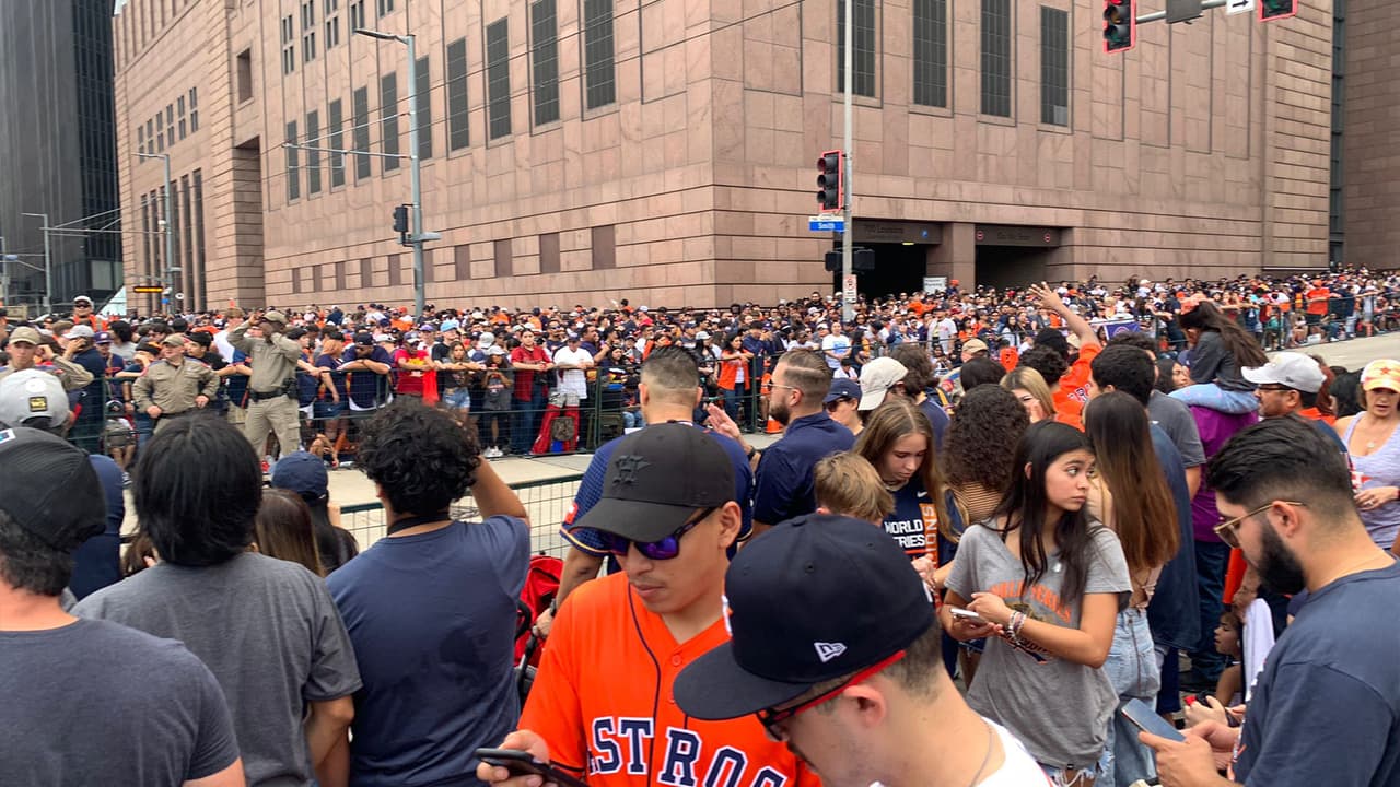 <a href="https://www.univision.com/local/houston-kxln/hisd-anuncia-cancelan-clases-lunes-celebracion-astros-houston?344" target="_blank">Varios distritos escolares</a>, incluyendo Houston ISD, cancelaron las clases este lunes para permitir a los jóvenes asistir al desfile.