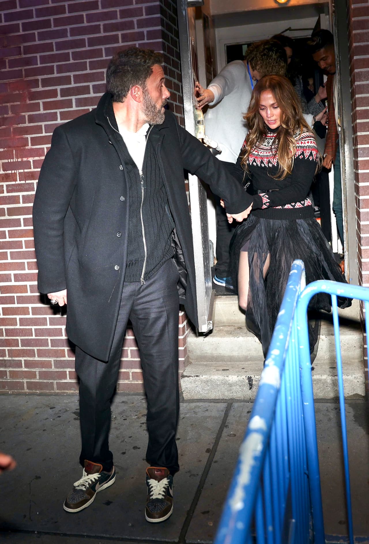 El intérprete de Batman fue atento con ella en todo momento y en una ocasión la abrazó cariñosamente frente a los paparazzi.