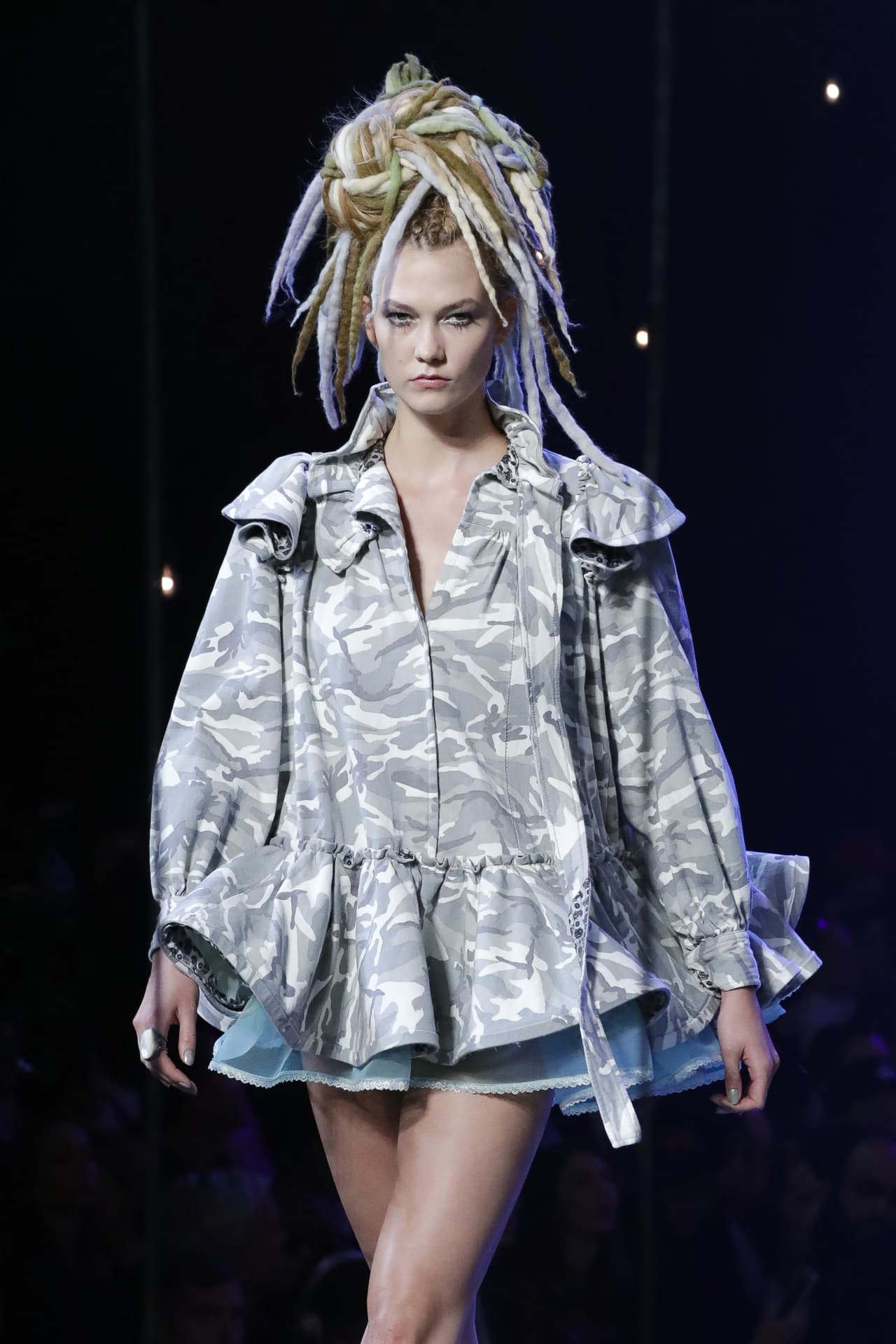 Karlie lució así los nuevos diseños de Marc Jacobs, al igual que las hermanas Hadid y Kendall Jenner.