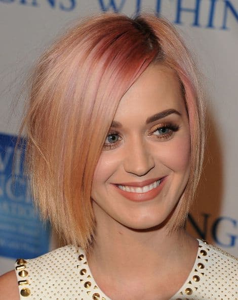 Un 'look' muy tierno y más discreto pero igualmente colorido fue el que llevó cuando degradó su cabello y lo pintó con una mezcla rubia con toques en rosa pálido.