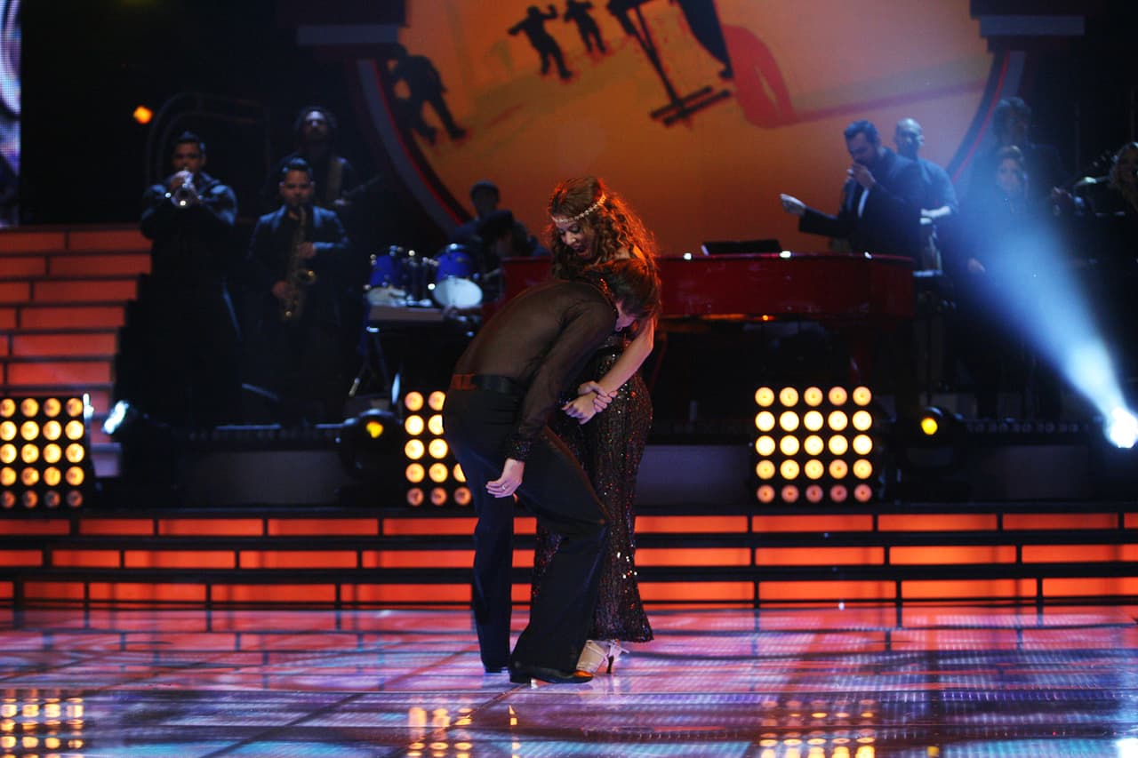 Como olvidar el momento en que Cristian Zuárez sacudió tanto a su bailarina en Mira Quién Baila que le sacó el relleno del sostén y terminaron en el piso. "Se estaba viendo ridículo", recordó el ex de Laura Bozzo quien decidió parar el baile por respeto a su compañera de pista.