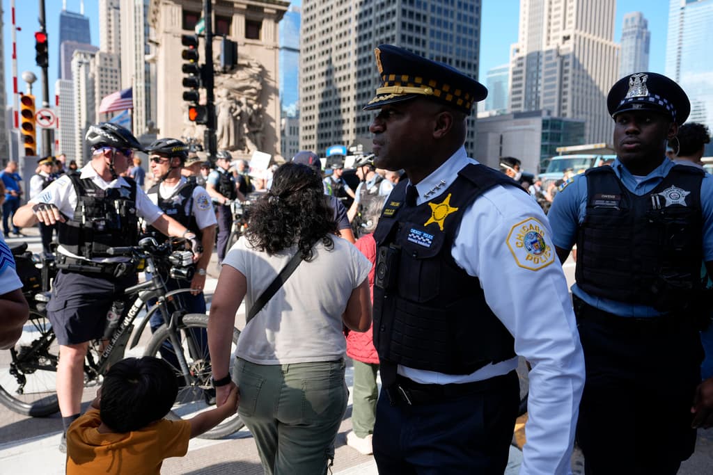 Con fuerte presencia policíaca en las calles de la ciudad, Chicago se prepara para la Convención Nacional Demócrata que comienza este lunes, 19 de agosto.