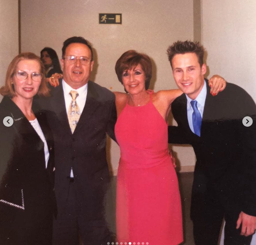 En una entrevista que el también compositor concedió el lunes al portal español 
<b><a href="https://www.ultimahora.es/noticias/local/2020/03/23/1151079/coronavirus-mandaron-padre-casa-bronquitis-fallecido-por-covid.html" target="_blank">Última Hora</a></b> se quejó de la atención médica que recibió su padre y de un diagnóstico erróneo que pudo ser un factor en su muerte. 
<br>