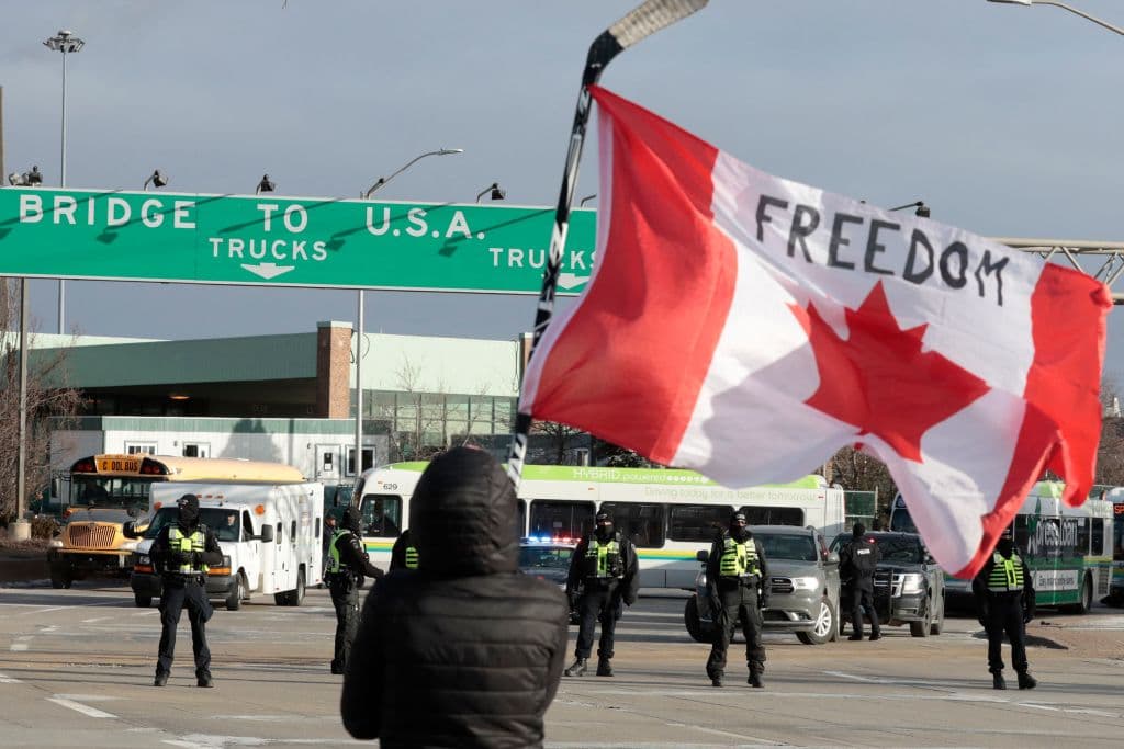 Después de casi una semana de bloque, las autoridades canadienses pudieron reabrir este domingo el puente Ambassador, uno de los principales cruces fronterizos con Estados Unidos.