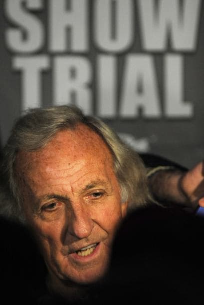 El periodista australiano Jonh Pilger también ha contribuido para la fianza.