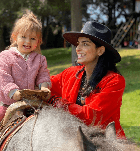 "Hermosa, es un ángel y 
<b><a href="https://www.univision.com/famosos/el-tierno-intento-de-kailani-por-subirse-a-un-pequeno-caballo-de-juguete-que-hizo-reir-a-aislinn-derbez-video" target="_blank">heredó la dulzura de su mamá</a></b>", aseguró. 
<br>