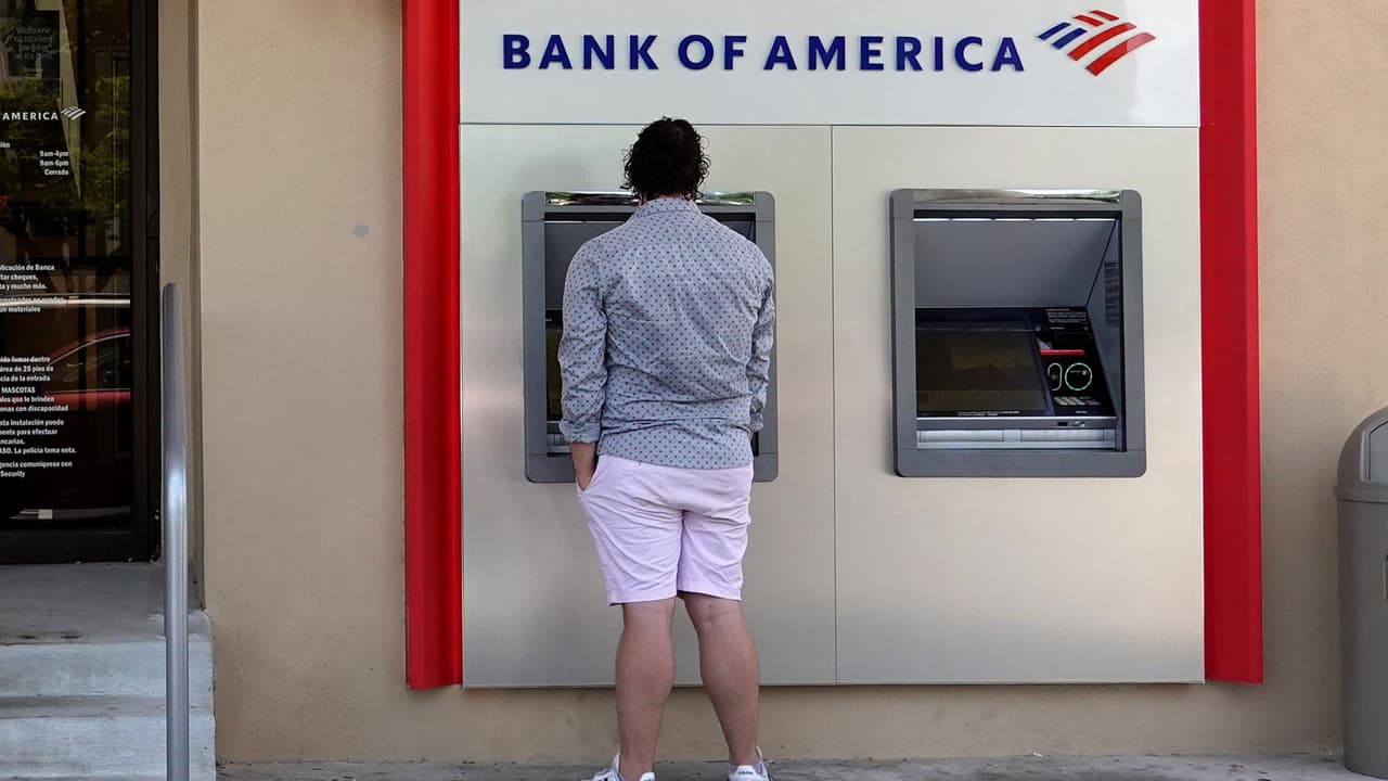 Ladrones están abordando a quienes retiran dinero de cajeros en Burbank: autoridades alertan sobre la situación