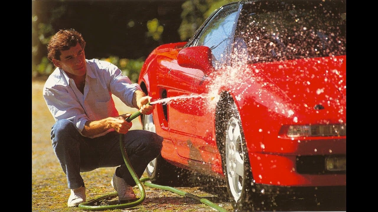 Se dice que los ingenieros tuvieron que hacer modificaciones significativas en el vehículo luego que Ayrton comunicó que el auto se sentía “frágil”.