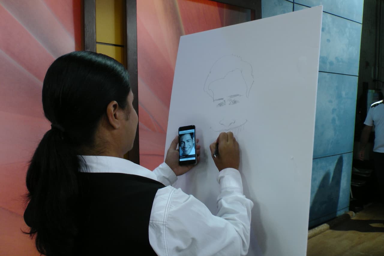 Rixio Núñez, el caricaturista de las estrellas, el responsable de esta obra.