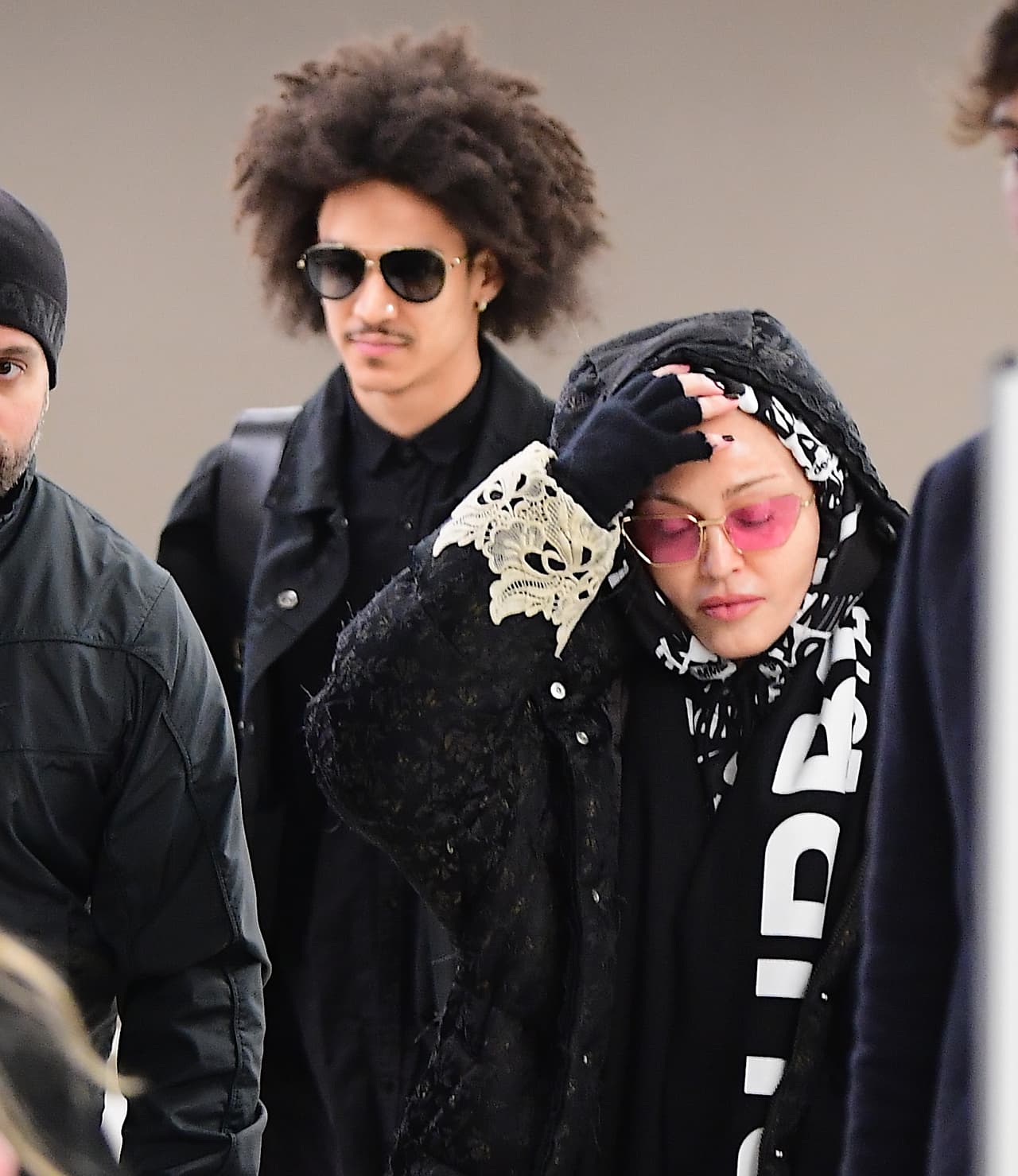 Otra famosa que ha mantenido romances con personas más jóvenes es 
<b><a href="https://www.univision.com/temas/madonna" target="_blank">Madonna</a></b>. Desde el año pasado se le vincula con el bailarín de 25 años Ahlamalik Williams. 
<br>