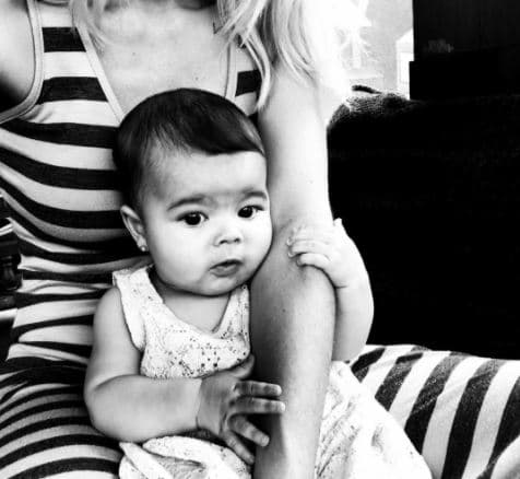 Tras la noticia del embarazo también estalló un pleito entre Sergio Mayer, padre del jovencito, y Subtil, quien exigió a la brasileña hacerse una prueba de ADN, en una entrevista para el programa de televisión Ventaneando.