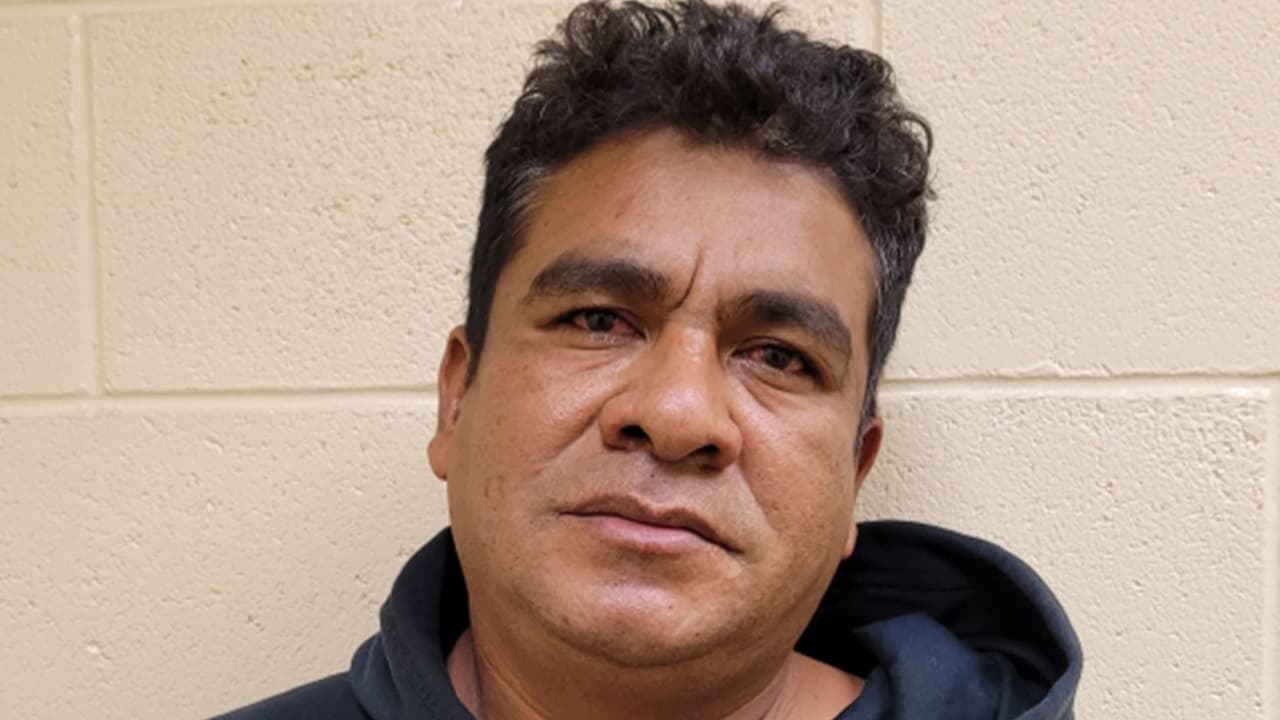 Elvis Ortiz Pineda, un delincuente sexual registrado, fue arrestado por agentes de la estación de Douglas cerca de la frontera. Hace diez años en Minneapolis, el ciudadano guatemalteco fue condenado por delito grave de conducta sexual en segundo grado con una víctima menor de 13 años. El guatemalteco enfrenta cargos penales.
