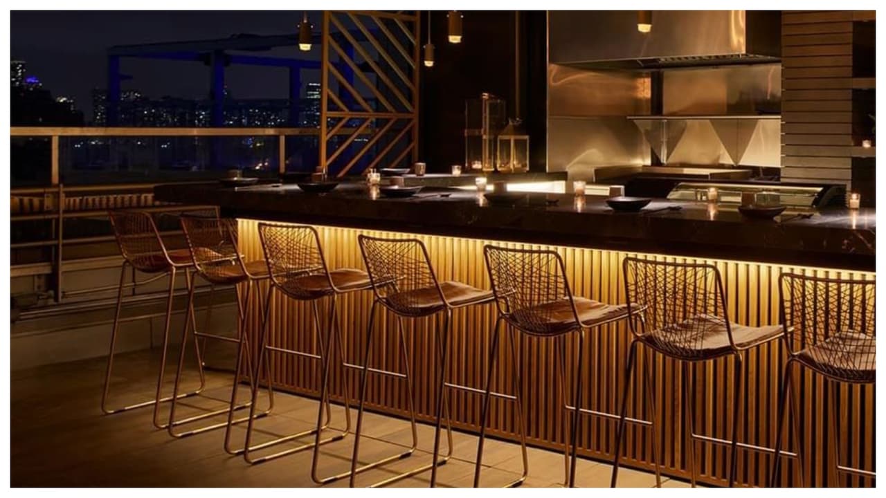 <b>Cena romántica</b>
<br>Una cita romántica no está completa sin una comida en un buen restaurante. 
<b>Uno de los más nuevos es “Saishin” </b>en el último piso del Ganservoot Meatpacking Hotel.
<b> </b>Este ofrece una experiencia de sushi omakase (quedar a manos del chef) que, en este caso, ha sido diseñada por Kissaki, el restaurante de los Hamptons reconocido por Michelin.