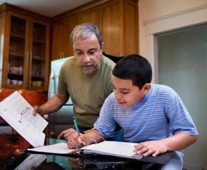 Como padres no podemos tener todas las contestaciones y necesitamos muchas veces apoyo. El que nuestros hijos desarrollen relaciones sanas con adultos fuera del núcleo familiar es parte de un crecimiento saludable. Pero estas relaciones deben complementar la de los padres, es clave que los padres estén activamente involucrados, no solo creando esta red de apoyo para sus hijos sino siendo ejemplos y motivadores.