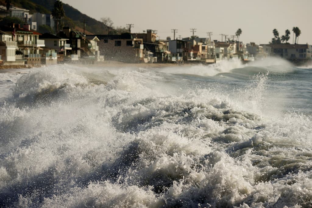 El fuerte oleaje, de otra parte, amenazaba con inundar otras viviendas en Malibú.