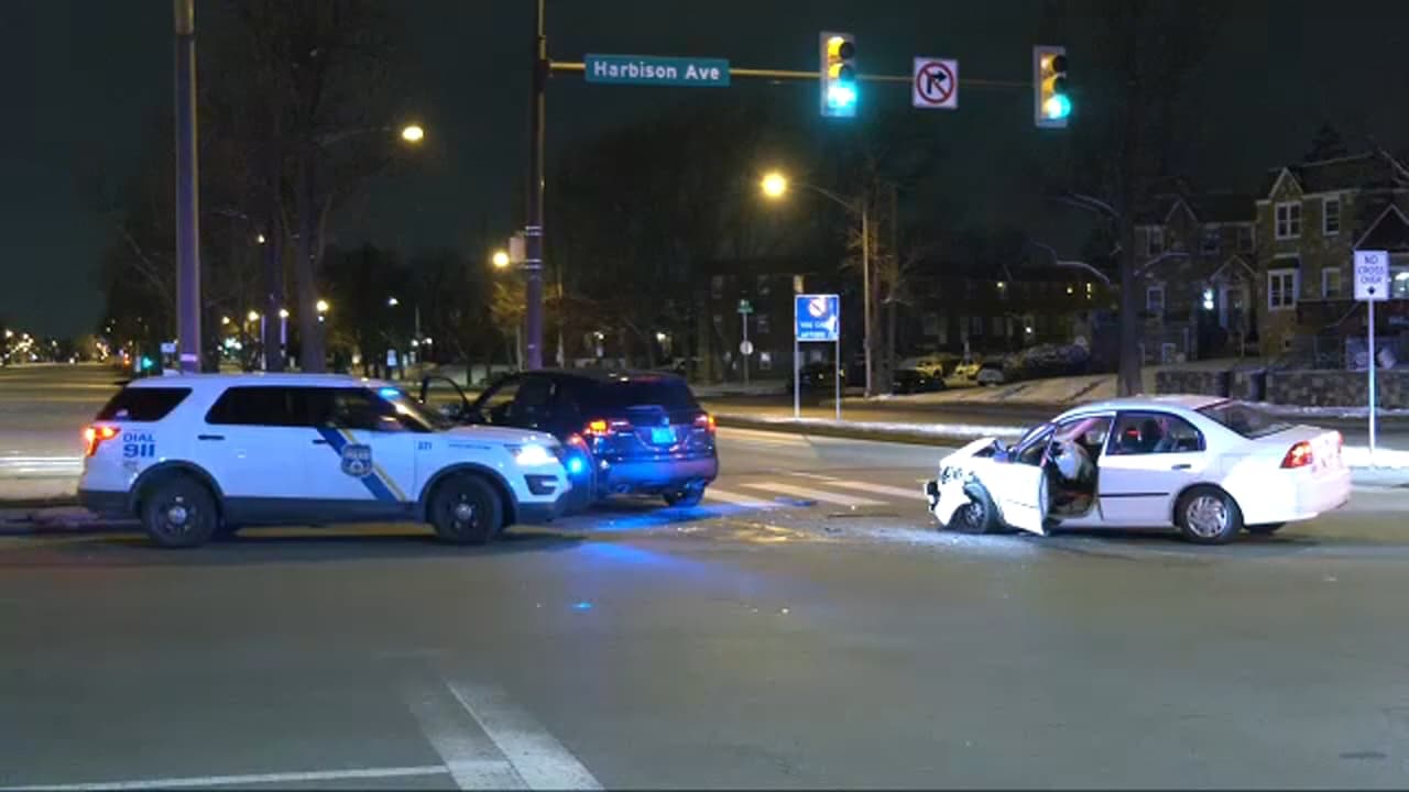Una bebé de un mes murió en un choque frontal en Roosevelt Boulevard en el noreste de Filadelfia que también envió a un niño de cuatro meses y a sus dos madres jóvenes al hospital, dijo la policía.