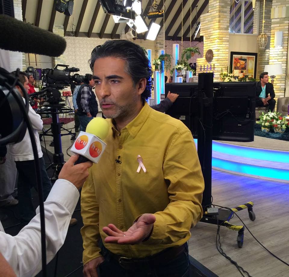 ¡Toda una celebridad! Raúl Araiza es invadido por los micrófonos de HOY.